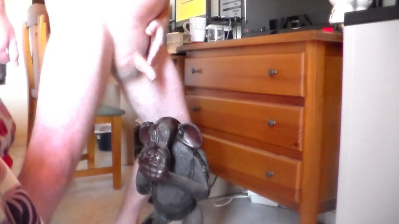 Sex hub male: John fait pipi sur une statue