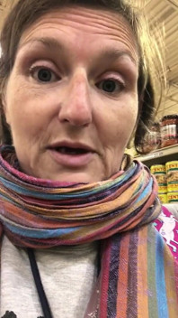 Miga moje cycki w supermarkecie, aby pokazać, jak było zimno!