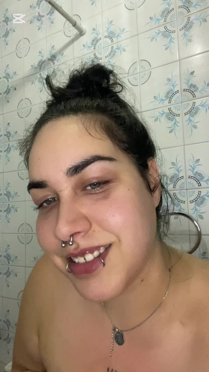 CtanguarraChubby: Gordinha peituda brinca com óleo por todo o corpo