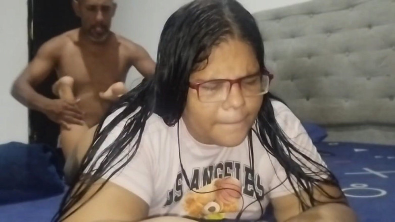 Adribella69: 当她和她的男朋友交谈时，我一个人被我继女的大屁股操了，我吮吸她的屁股，最后操了她的好