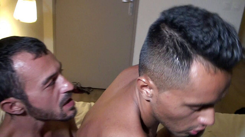 YOUNG FUCKED BY OLDER: Kembar Latino seksi dikongkek ayah untuk berseronok