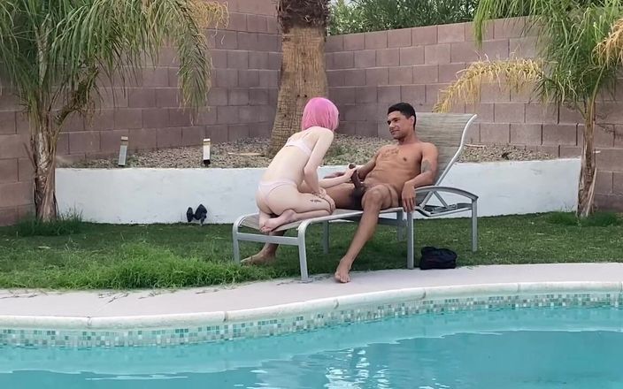 Andre Stone: Tiny Trans Cutie Claire Gemini suger enorm kuk vid poolen