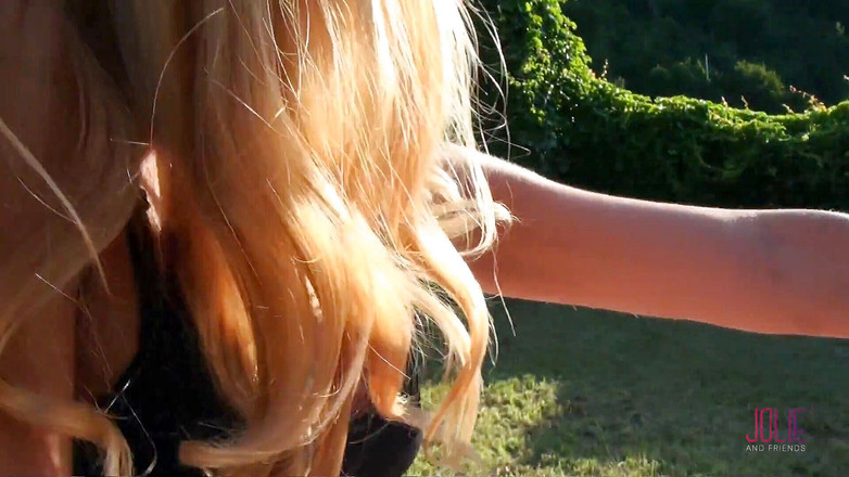 Jolie And Friends: Sexo a três com duas travestis gostosas dominando garanhão com...