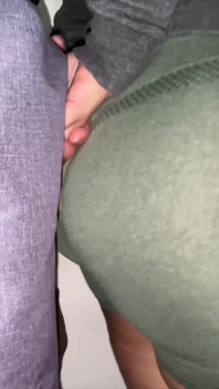 Ea apucă accidental pula unui străin în timp ce așteaptă la coadă