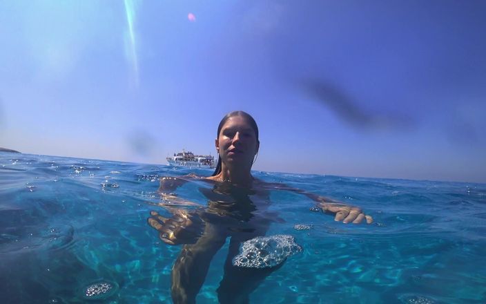 GoldTeachers: Ohromující dívka plave nahá na veřejné pláži
