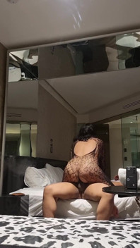 Děvka mé nevlastní matky modeluje své nové spodní prádlo pro mě a já nakonec naplním její kundičku mlékem