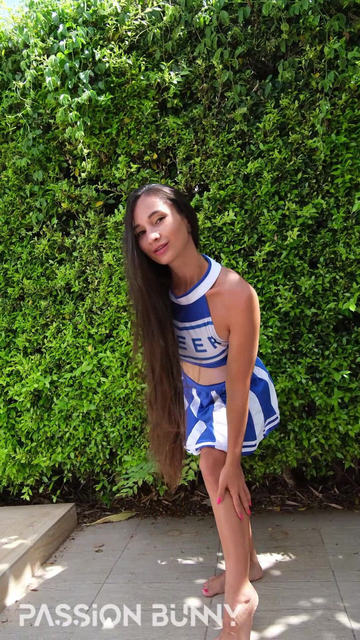 PassionBunny: सुपर सेक्सी नग्न चीयरलीडर आपके लिए चमका रही है