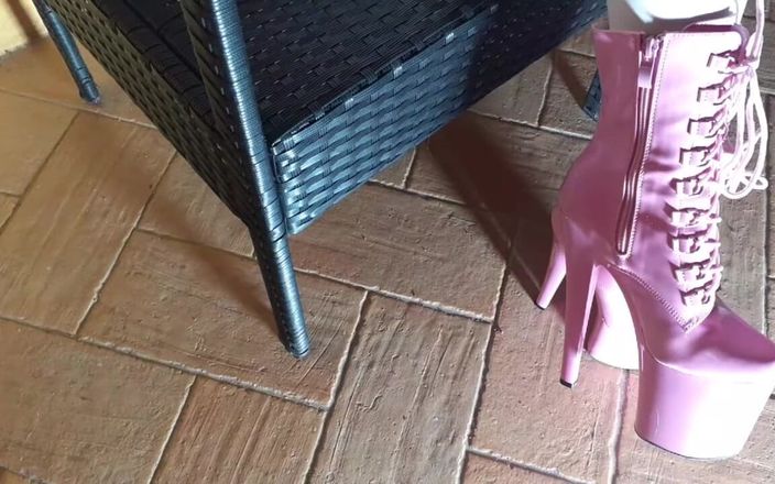LauraOnHeels: Sitting on a Chair in Pantyhose and High Heeled Boots