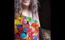 Kitty_Cross: Une MILF blonde dans une robe à fleurs sexy travesti, travesti,...