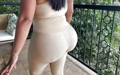 J’invite ma belle-mère à gros cul à baiser et je finit par jouir deux fois dans sa chatte