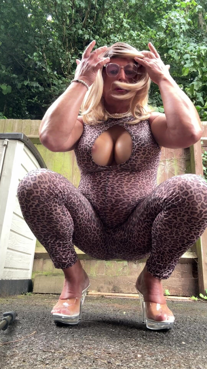 Kellycd2022: Sexy Crossdresser Kellycd2022 v leopardí tiskové kombinéze a podpatcích