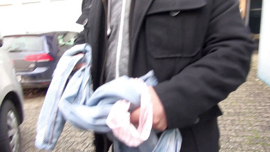 German Porn: Deutsche milf hüpft auf das auto und wird gefickt