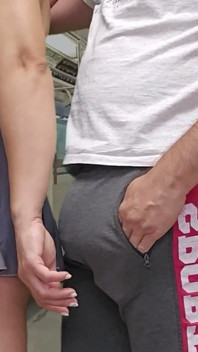 หนุ่มบ้าน้ําแตกใต้ชุดบนรถไฟใต้ดินเสี่ยงโดนจับได้
