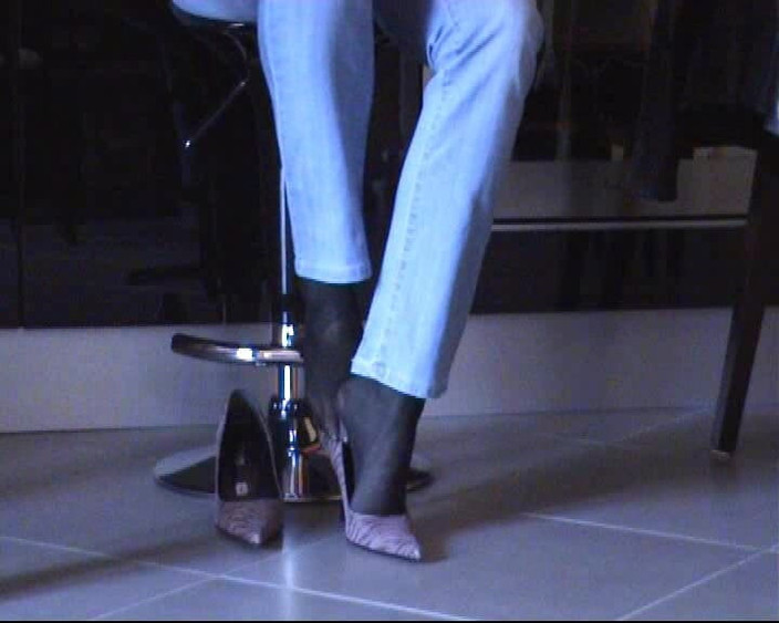 Nyllady: काली पेंटीहोज और गुलाबी पंप में जूते का खेल