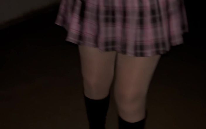 Lady Oups: 粉色苏格兰迷你裙妓女肛塞和展览在城里