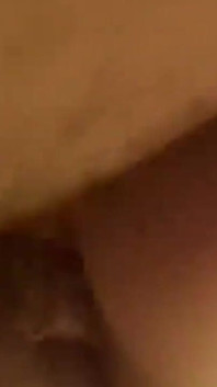 Hete latina brunette Mia amateur seks en klaarkomen in het gezicht