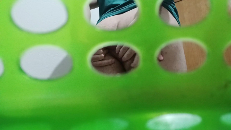 amateurbrazilian: Vidíš můj zadek skrz díry na zeleném plátně