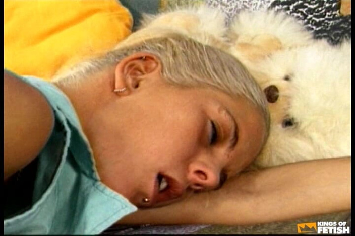 Kings Of Fetish: 애인에게 따먹히기 전에 침대에서 자위하는 음란한 소녀