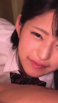 Une jeune étudiante japonaise se fait baiser par un inconnu en échange d’argent