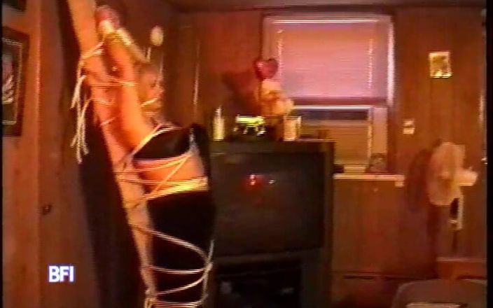 Bondage Chronicles BDSM: La esclavitud definitiva atado cosquillas y tratamiento.