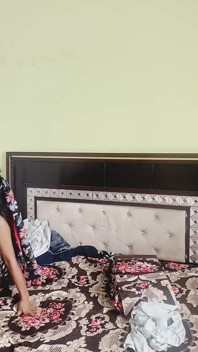 Aaj ghodi banke chudi aur apne boobs dan chut me fingering me finger dalwayi