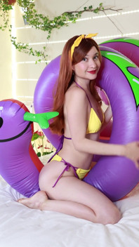 Sarı Bikini'mde Bir Yılan Tarafından Sıkı