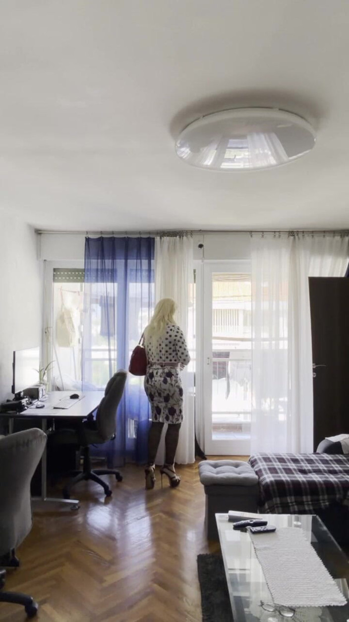 shipcrossdresserman: Pearl Vanesa mostra il suo corpo a casa sua indossando...