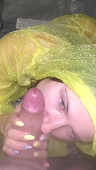 La ragazza arrapata ha offerto un pompino con un impermeabile in doccia con sperma sul viso