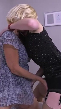 Moly într-o scenă lesbiană fierbinte și murdară X