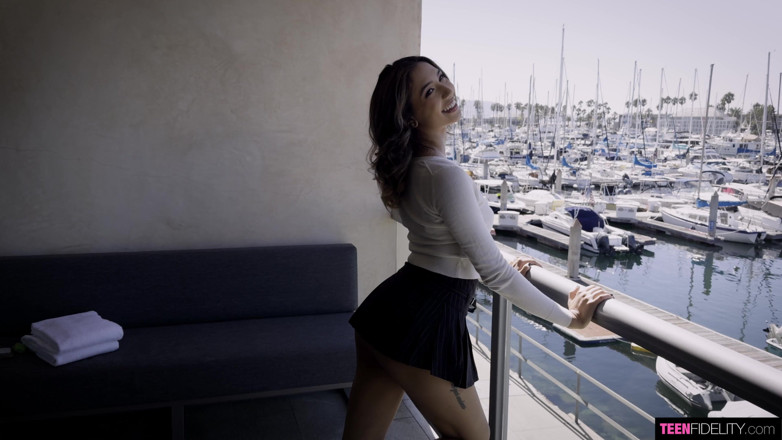 Teenfidelity: Teenfidelity - Kimora Quin heeft een strakke kut en heeft het...
