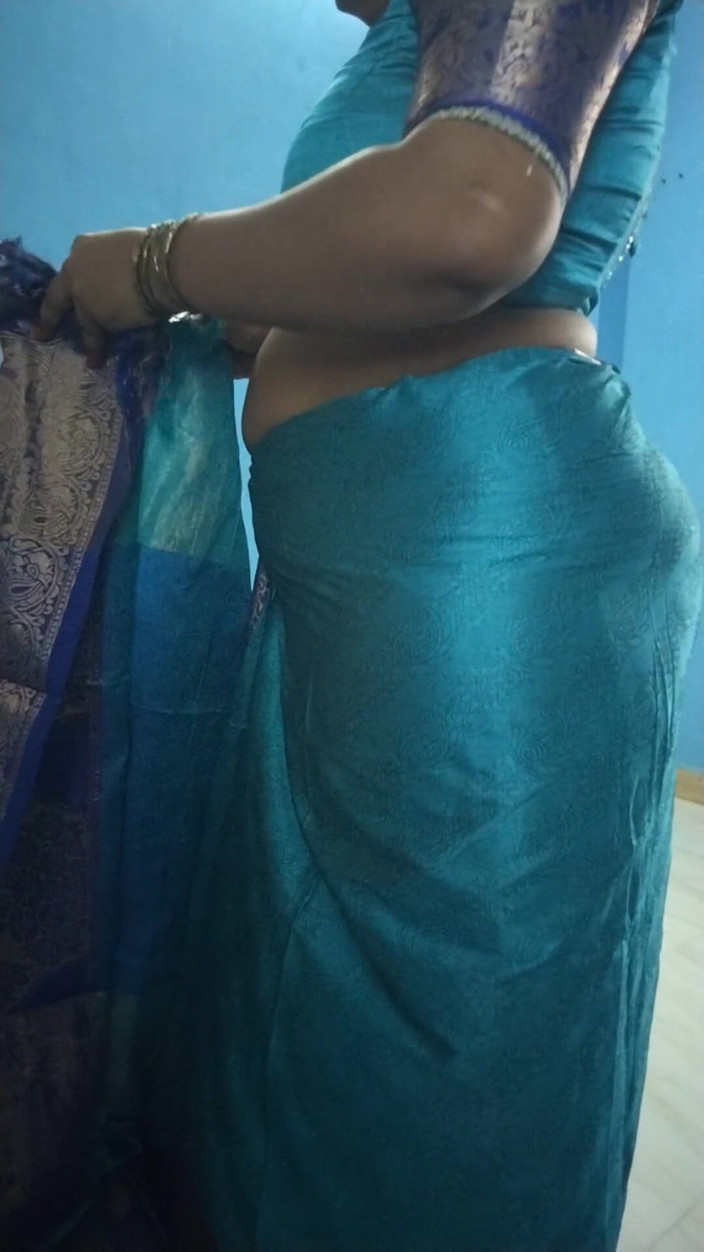 Tamil lesbian: Hot Saree Wearing