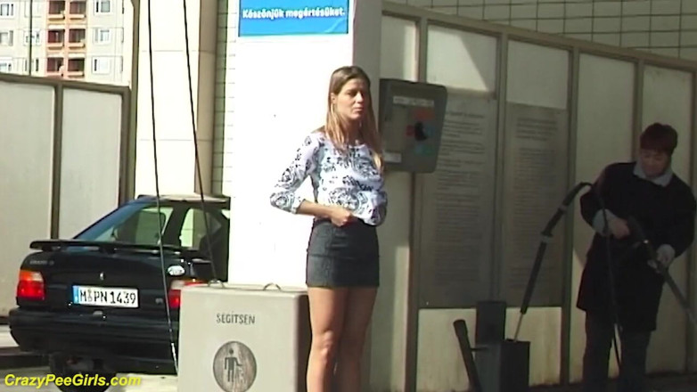 Crazy pee girls: Pipi dehors au lave-auto
