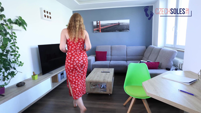 Czech Soles - foot fetish content: Une rousse se caresse les pieds