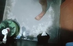 La mia sorellastra mi vede durante il bagno nudo. Guarda il mio cazzo enorme e ha paura.