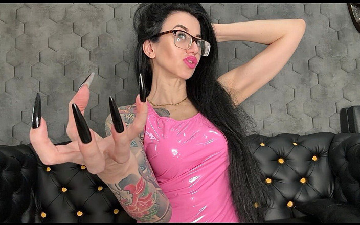 Julia domaina: Dlouhé černé nehty, sání prstů a sexy honění s plivkami