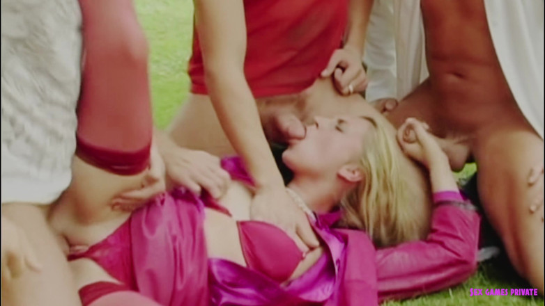 Czech Pornzone: Sex în grup ceh cu o blondă obraznică în grădină