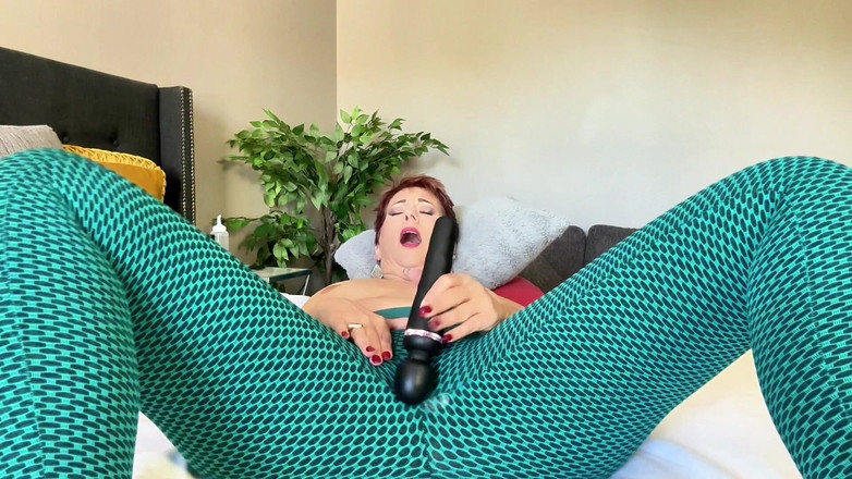 Ruby Lynne: Nhét quần legging lên âm hộ máy bay bà già của...