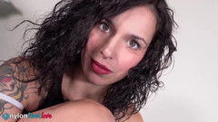 Best Nylon Feet Videos: Dollyc calda che fuma tira giù una gamba del suo...