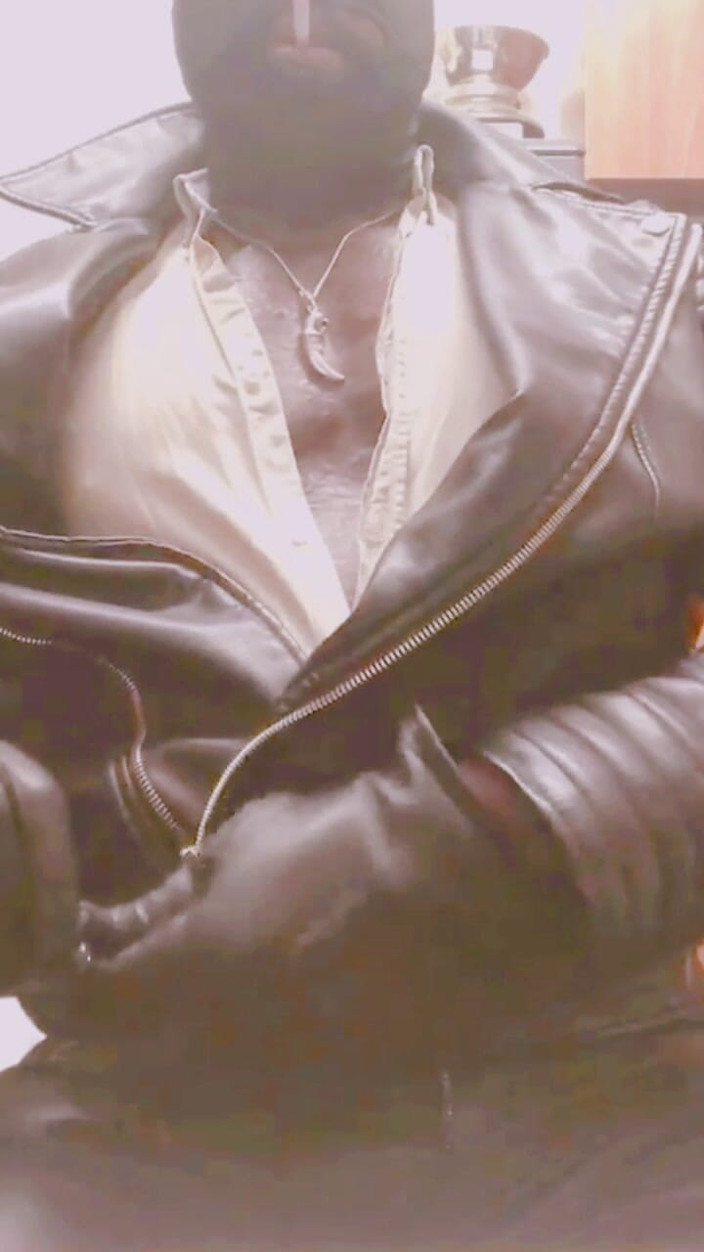 Black smoking muscle stepdad: Maskierte Leder-attired, Aufgeblähter Bauchrauch