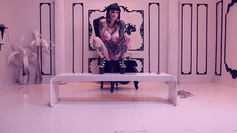 Black Label Magazine: Une bombasse tacrée à gros nichons se branle