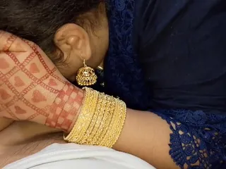 सौतेली मां ने अचानक छात्रावास पहुंचकर सौतेले बेटे को सरप्राइज दिया।