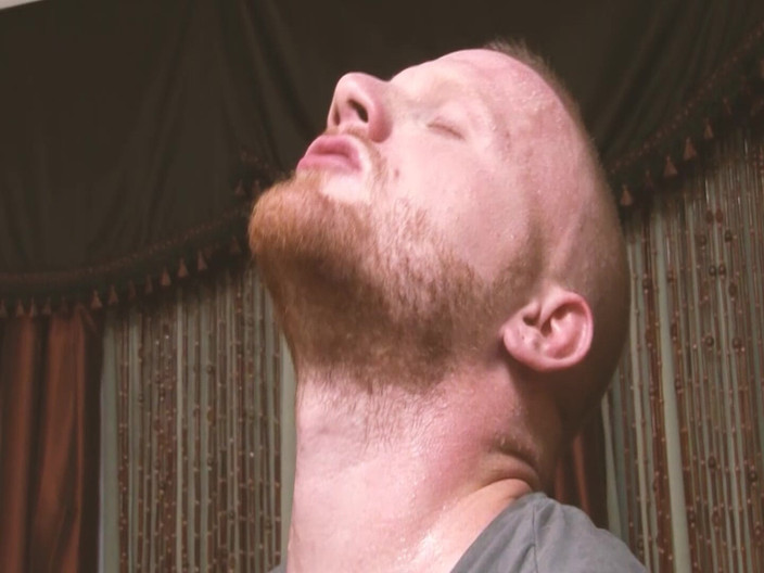 SEXUAL SIN GAY: Un homme gay assoiffé de sperme aime les deux bites...