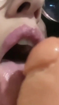 Ik vind de kinky kleine hoer babyluna939 masturbeert en ik vul haar met mijn sperma deel 1