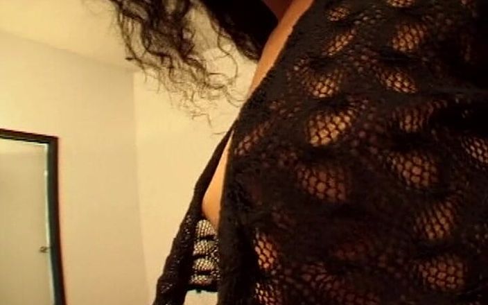 Vintage Babes: インクを塗ったかわい子ちゃんは、クローズアップで彼女のお尻を貫通しました