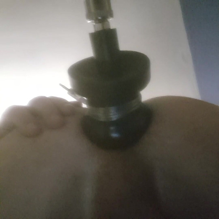 KIARA: 그녀의 엉덩이 전체에 큰 딜도