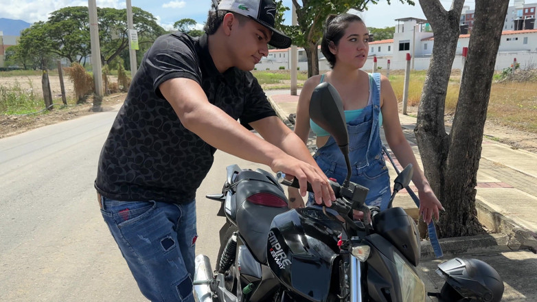 ManuelaAlvarez: Encuentro a Una Sexi Culona Chica Con Su Moto Varada...