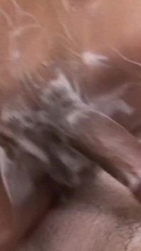 Sucia puta asiática transexual Ploy se limpia durante la ducha sexy