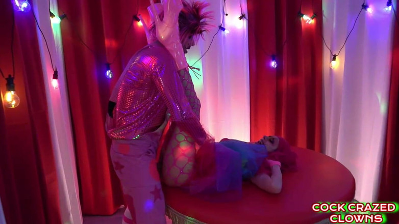 Emojizz: Přijďte se připojit k růžovým pérům pobláceným klaunům