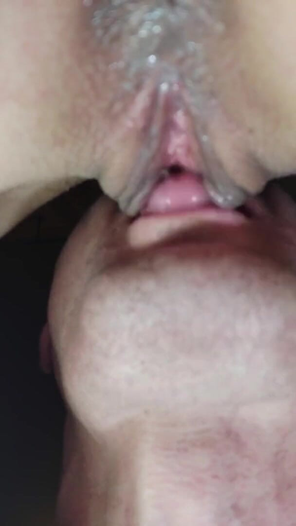 Wet Pussy Fuck: 十代の濡れた猫は舐められ、滴り落ちる猫の接写