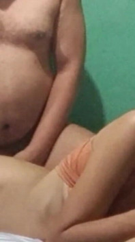 내 이복 여동생의 마른 소녀는 처음에는 자지를 빨고 싶지 않았지만 그녀는 그것을 좋아했다.